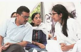 WhatsApp-Image-2024-05-16-at-10.57.14-PM जिन स्वाति मालीवाल को केजरीवाल ने इतना ‘बड़ा’ बनाया, वह ‘बगावत’ पर क्यों उतारू हो गईं, अंदर की पूरी कहानी जिन स्वाति मालीवाल को केजरीवाल ने इतना