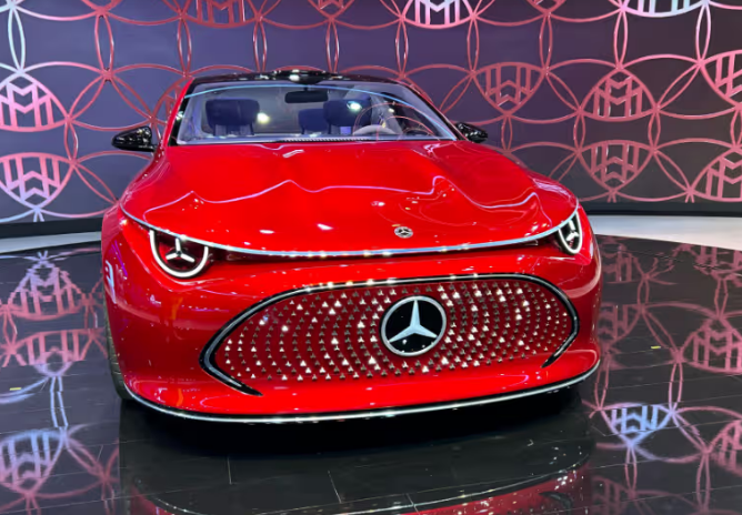 MERCEDEZE-BENZ-CLA-CAR Auto Expo 2025- 10 करोड़ तक की अल्ट्रा मॉर्डन कारें, भविष्य में कारों की दुनिया पूरी तरह बदलेगी