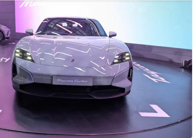 PORSHE-TAKEN-CAR-PIC Auto Expo 2025- 10 करोड़ तक की अल्ट्रा मॉर्डन कारें, भविष्य में कारों की दुनिया पूरी तरह बदलेगी