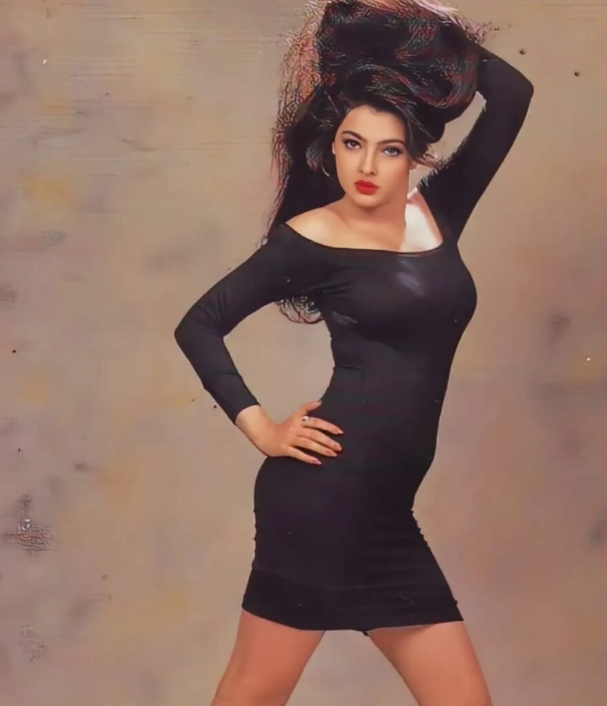 WhatsApp-Image-2025-01-25-at-12.11.45-AM-1-880x1024 बॉलीवुड की हॉटस्टार, टॉपलेस फोटो और डॉन से रिश्ता, अब महाकुंभ में महामंडलेश्वर बनीं ममता कुलकर्णी की पूरी कहानी
