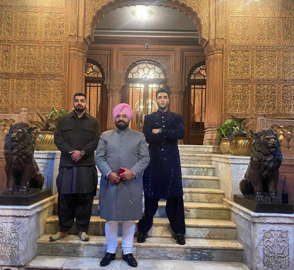 arjun-bajwa-family-pic सारा अली खान संग डेटिंग, कई हीरोइनों से रिश्ता, उभरते एक्टर,और पंजाबी राजनेता के बेटे अर्जुन प्रताप बाजवा की पूरी कहानी
