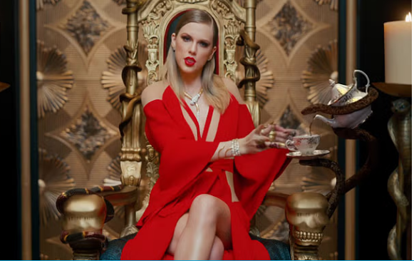 taylor-swift-pic Taylor Swift: दुनिया में संगीत का सबसे चमकता सितारा जिसने कई देशों को दिवालिया होने से बचाया, 20 साल में ग्रैमी अवॉर्ड, दर्जन से अधिक प्रेमी, ‘पॉप सिंगिंग क्वीन’ टेलर स्विफ्ट की पूरी कहानी
