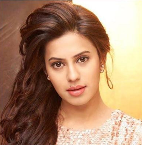 RANYA-RAO-PIC Actress Ranya Rao Arrested- साउथ इंडियन फिल्मों की हिट एक्ट्रेस, पिता डीजीपी, पूरे बॉडी में छिपाकर ला रही थी 15 किलो सोना,एयरपोर्ट पर रंगेहाथ पकड़ी गईं एक्ट्रेस रान्या राव की पूरी कहानी