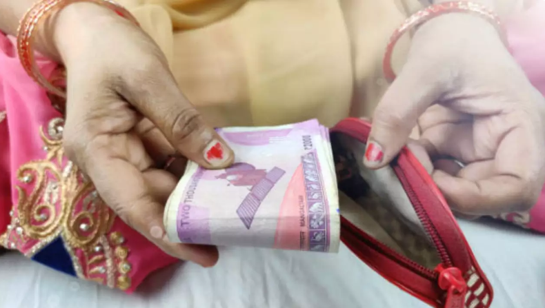 delhi-mahila-8 Delhi Women 2500 Scheme- ‘दिल्ली महिला समृद्धि योजना 2025’ की पूरी जानकारी, कैसे मिलेंगे 2500 रुपये महीने, कौन से दस्तावेज चाहिए, योजना में कितने पेंच- सब जान लीजिए